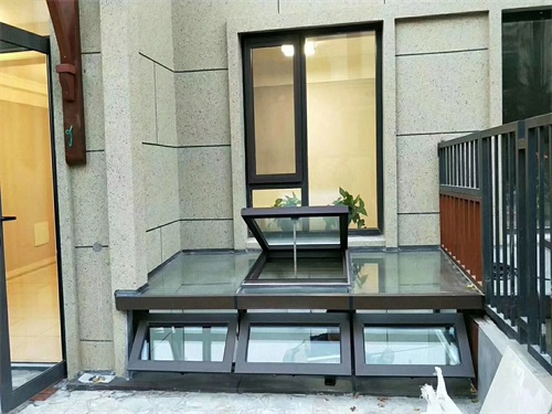 地下室采光窗
