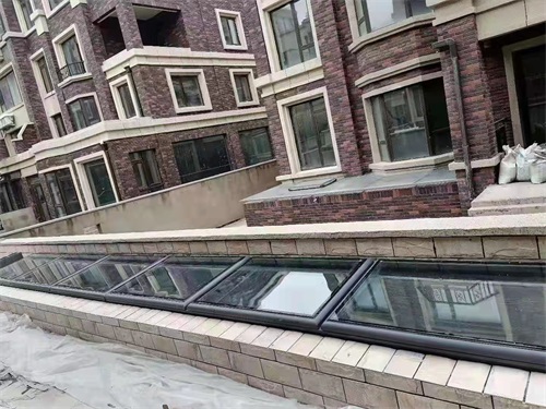 连体式 地下室采光窗